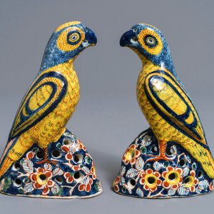 Une paire de modèles de perroquets en faïence de Delft polychrome, 18ème — photo 2
