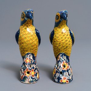 Une paire de modèles de perroquets en faïence de Delft polychrome, 18ème — photo 3