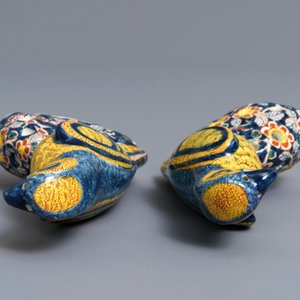 Une paire de modèles de perroquets en faïence de Delft polychrome, 18ème — photo 7