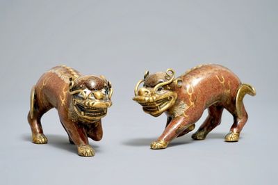 Une paire de modèles de qilins en bronze doré et émaux cloisonnés, Chine, Qianlong