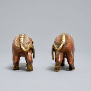 Une paire de modèles de qilins en bronze doré et émaux cloisonnés, Chine, Qianlong — photo 5