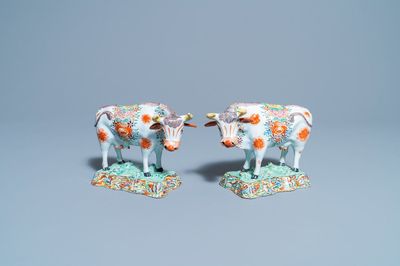Une paire de modèles de vaches en faïence de Delft petit feu et doré, 1ère moitié du 18ème