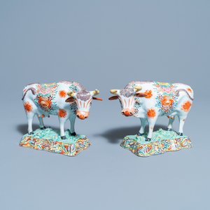 Une paire de modèles de vaches en faïence de Delft petit feu et doré, 1ère moitié du 18ème — photo 1