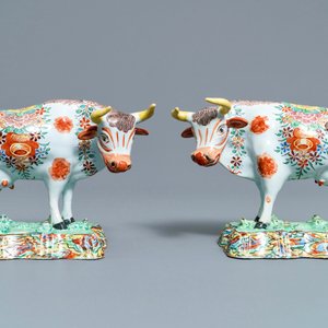 Une paire de modèles de vaches en faïence de Delft petit feu et doré, 1ère moitié du 18ème — photo 2