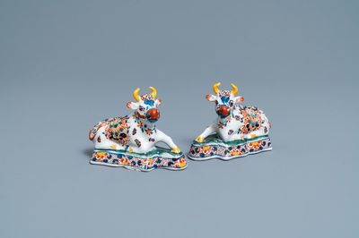 Une paire de modèles de vaches en faïence de Delft polychrome, 18ème
