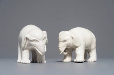Une paire de modèles d'éléphants en porcelaine blanc de Chine de Dehua, 18/19ème