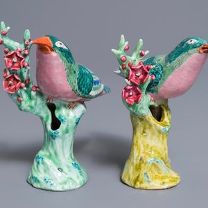 Une paire de modèles d'étourneaux branchés en porcelaine de Chine famille rose, Qianlong — photo 1