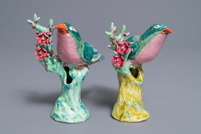 Une paire de modèles d'étourneaux branchés en porcelaine de Chine famille rose, Qianlong