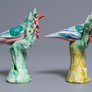 Une paire de modèles d'étourneaux branchés en porcelaine de Chine famille rose, Qianlong — photo 4