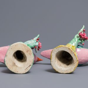Une paire de modèles d'étourneaux branchés en porcelaine de Chine famille rose, Qianlong — photo 6