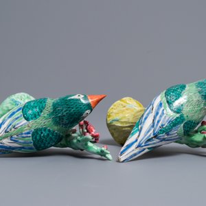 Une paire de modèles d'étourneaux branchés en porcelaine de Chine famille rose, Qianlong — photo 7
