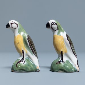 Une paire de modèles miniatures de perroquets en faïence polychrome de Delft, 18ème — photo 2