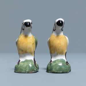 Une paire de modèles miniatures de perroquets en faïence polychrome de Delft, 18ème — photo 3