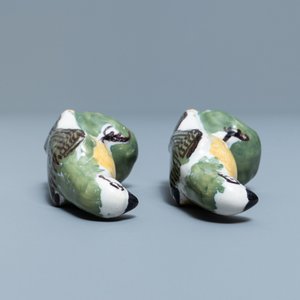 Une paire de modèles miniatures de perroquets en faïence polychrome de Delft, 18ème — photo 7