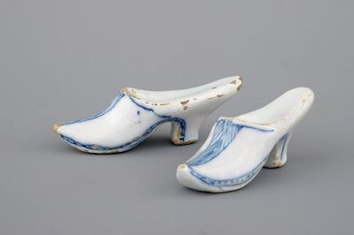 Une paire de mules en faïence de Delft bleu et blanc, 18ème