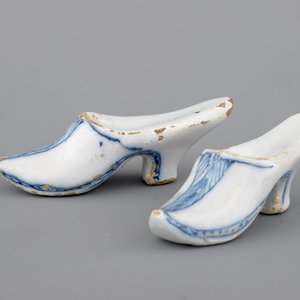 Une paire de mules en faïence de Delft bleu et blanc, 18ème — photo 1