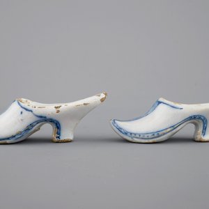 Une paire de mules en faïence de Delft bleu et blanc, 18ème — photo 3