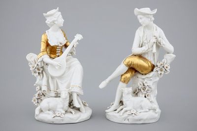 Une paire de musiciens en porcelaine de Capodimonte en blanc et doré, 19ème