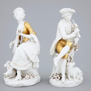 Une paire de musiciens en porcelaine de Capodimonte en blanc et doré, 19ème — photo 2