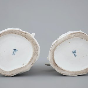Une paire de musiciens en porcelaine de Capodimonte en blanc et doré, 19ème — photo 3