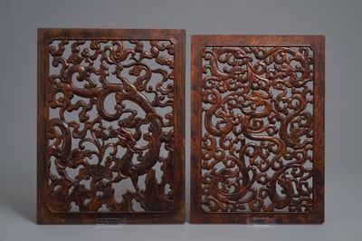 Une paire de panneaux ajourés en bois sculpté, 18/19ème