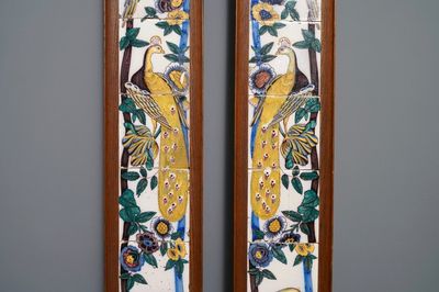 Une paire de panneaux de carreaux en faïence de Delft polychrome à décor de paons, fin du 18ème