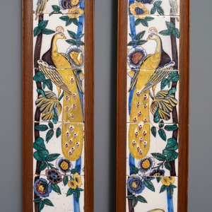 Une paire de panneaux de carreaux en faïence de Delft polychrome à décor de paons, fin du 18ème — photo 1