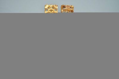 Une paire de panneaux en bois sculpté, laqué et doré aux décors figuratives, Chine, 19ème