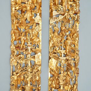 Une paire de panneaux en bois sculpté, laqué et doré aux décors figuratives, Chine, 19ème — photo 2