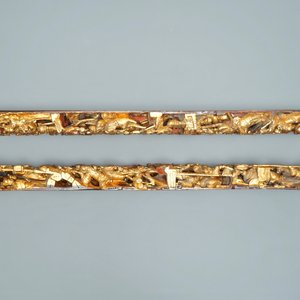 Une paire de panneaux en bois sculpté, laqué et doré aux décors figuratives, Chine, 19ème — photo 3