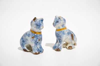 Une paire de petits modèles de chats en faïence de Delft polychrome, 18ème