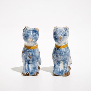 Une paire de petits modèles de chats en faïence de Delft polychrome, 18ème — photo 4