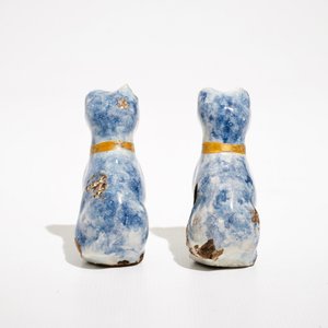 Une paire de petits modèles de chats en faïence de Delft polychrome, 18ème — photo 5