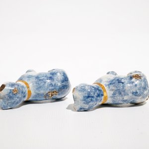 Une paire de petits modèles de chats en faïence de Delft polychrome, 18ème — photo 7