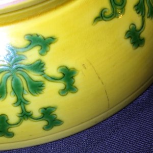 Une paire de petits plats en porcelaine de Chine monochrome jaune, marque et prob. période de Qianlong — photo 13