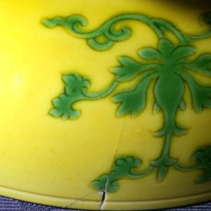 Une paire de petits plats en porcelaine de Chine monochrome jaune, marque et prob. période de Qianlong — photo 6