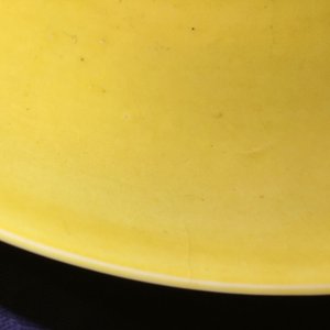 Une paire de petits plats en porcelaine de Chine monochrome jaune, marque et prob. période de Qianlong — photo 7