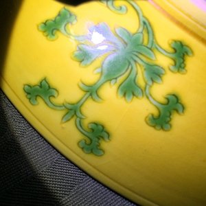 Une paire de petits plats en porcelaine de Chine monochrome jaune, marque et prob. période de Qianlong — photo 9