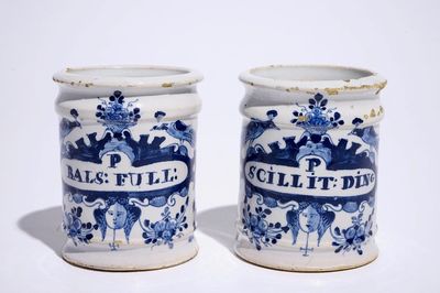 Une paire de petits pots de pharmacie en faïence de Delft bleu et blanc, 18ème