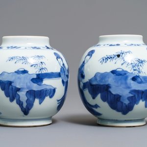 Une paire de petits pots en porcelaine de Chine bleu et blanc, Kangxi — photo 1