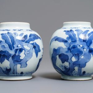 Une paire de petits pots en porcelaine de Chine bleu et blanc, Kangxi — photo 3