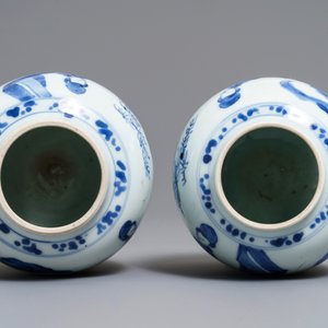 Une paire de petits pots en porcelaine de Chine bleu et blanc, Kangxi — photo 5