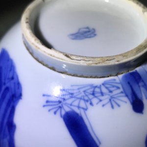 Une paire de petits pots en porcelaine de Chine bleu et blanc, Kangxi — photo 8