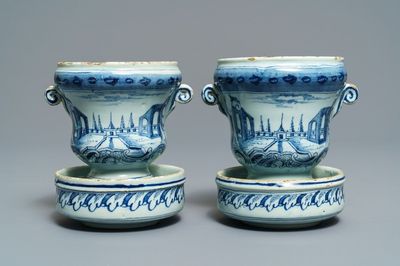 Une paire de petits vases 'campana' en faïence de Delft bleu et blanc, 18ème