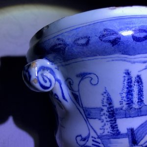 Une paire de petits vases 'campana' en faïence de Delft bleu et blanc, 18ème — photo 11