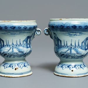 Une paire de petits vases 'campana' en faïence de Delft bleu et blanc, 18ème — photo 2
