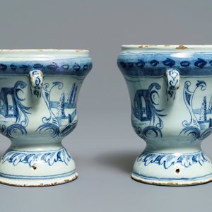Une paire de petits vases 'campana' en faïence de Delft bleu et blanc, 18ème — photo 3