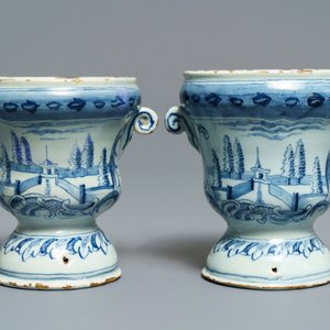 Une paire de petits vases 'campana' en faïence de Delft bleu et blanc, 18ème — photo 4