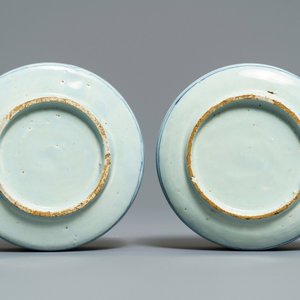 Une paire de petits vases 'campana' en faïence de Delft bleu et blanc, 18ème — photo 9
