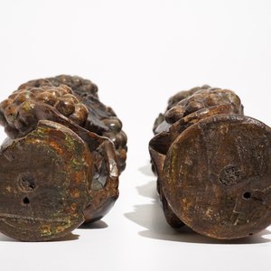 Une paire de piliers aux raisins en bois sculpté, doré et polychromé, 18ème — photo 5